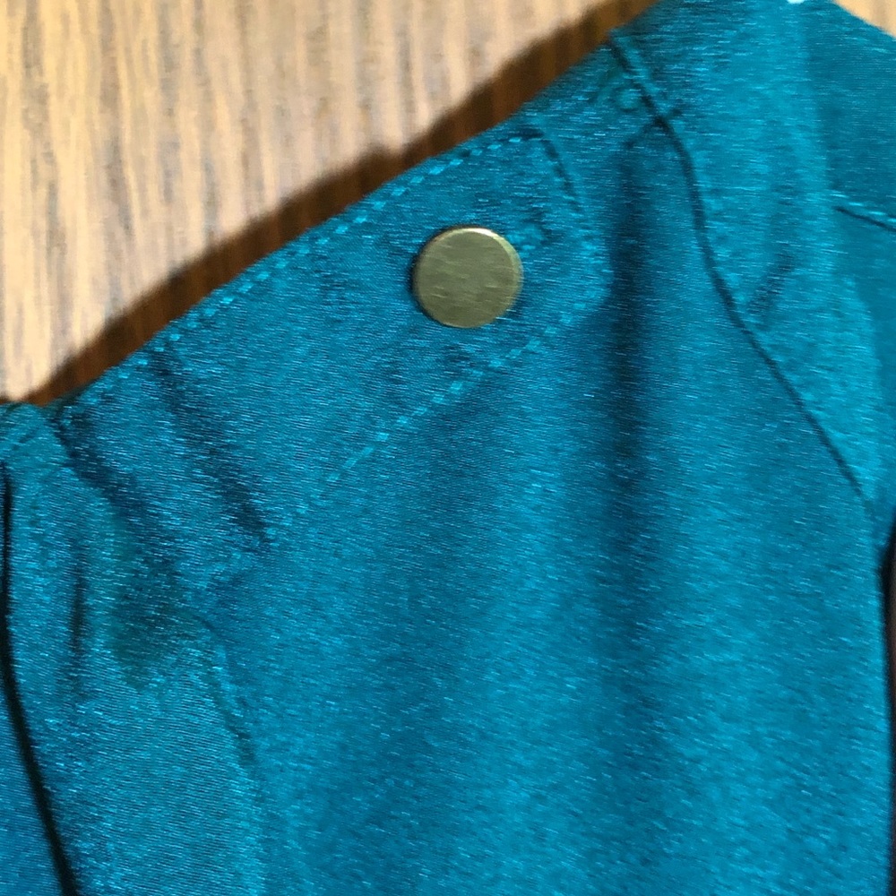 Green button down blouse - Picture 5 of 7
